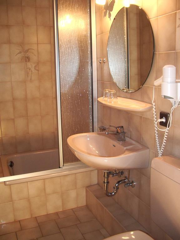 Gaestehaus Resi Hotel Целтинген-Рахтиг Стая снимка
