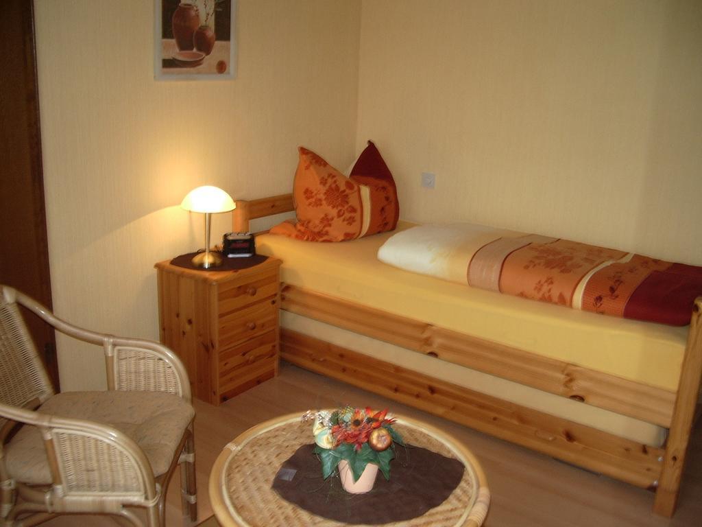 Gaestehaus Resi Hotel Целтинген-Рахтиг Стая снимка